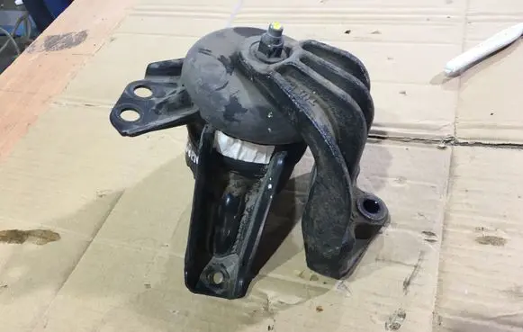 KIA Sportage Engine mount bracket 21815D9100