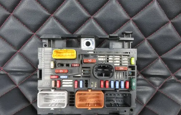 Citroen C4 I Fuse module 9664705880