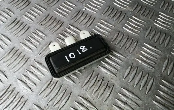 Mercedes-Benz E W212 Tailgate opening switch 2218702410
