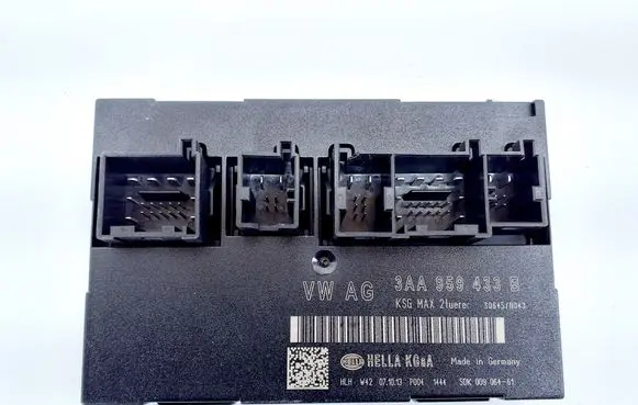 Volkswagen PASSAT B7 Central body control module 3AA959433B