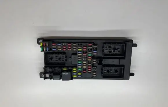 Land Rover Discovery 4 - LR4 Fuse module 004716457 528272F01 CH2214F041AC