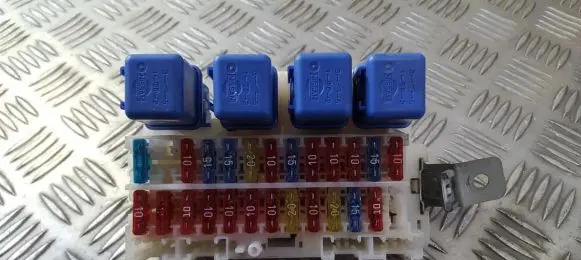 Nissan Primera Fuse box set m04mwx