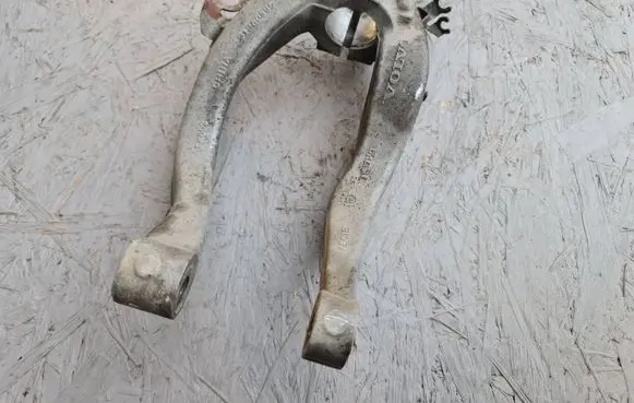 Volvo XC90 Lower shock absorber bracket 31360635