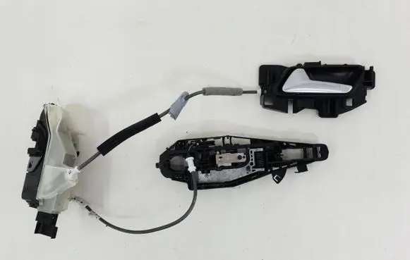 Opel Mokka B Front door lock