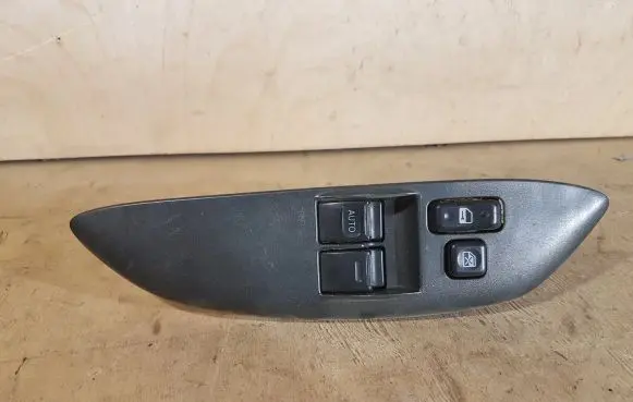 Toyota Yaris Electric window control switch