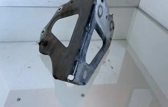 Audi A6 S6 C6 4F Fender mounting bracket 4F0821136A
