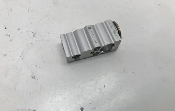 Toyota RAV 4 (XA50) Air conditioning (A/C) expansion valve 4475005440 12F09