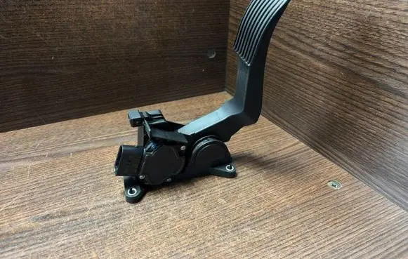 Accelerator throttle pedal