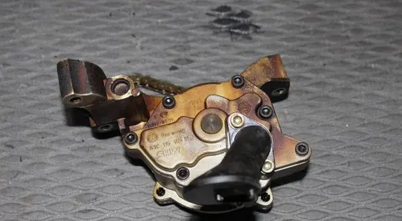 Volkswagen Golf V Oil pump 03C115105H 113670101