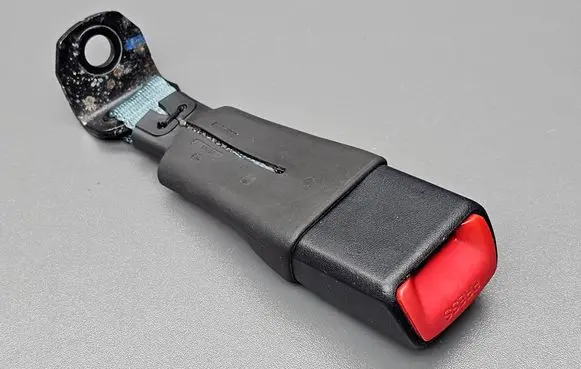 Suzuki Swift II Rear seatbelt buckle 