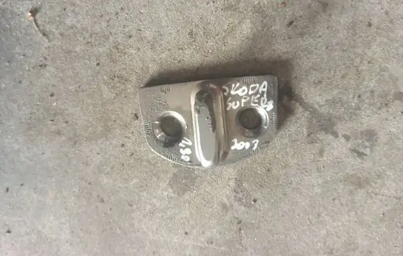 Skoda Superb B5 (3U) Rear door lock loop/hook striker 1u937033b