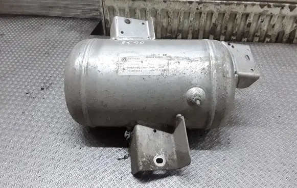 Vacuum air tank