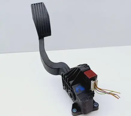 Opel Corsa D Accelerator throttle pedal 55702020