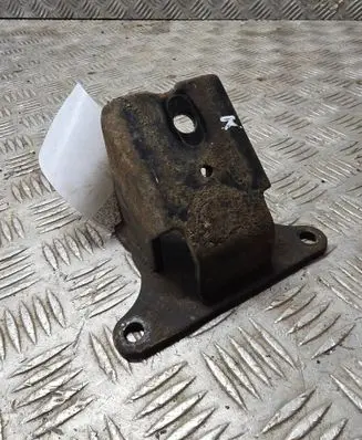Engine mounting bracket
