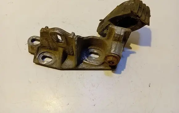 Engine mounting bracket