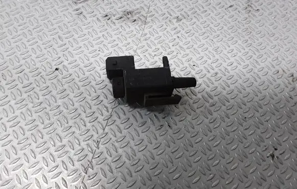 BMW 5 E39 Vacuum valve 72234100