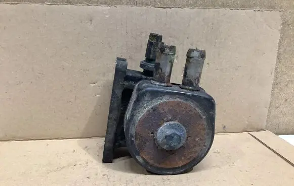 Mazda 6 Oil filter mounting bracket