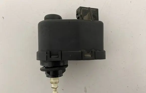 Volkswagen Golf III Headlight level adjustment motor 1H0941295 00437547