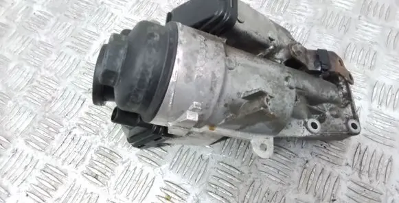 Volvo C30 Oil filter mounting bracket 31338685