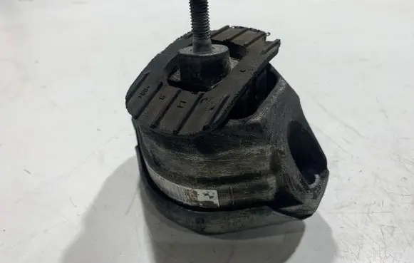 BMW 5 E60 E61 Engine mount bracket 6769874