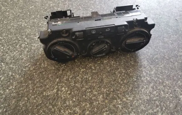 Volkswagen Touran I Climate control unit