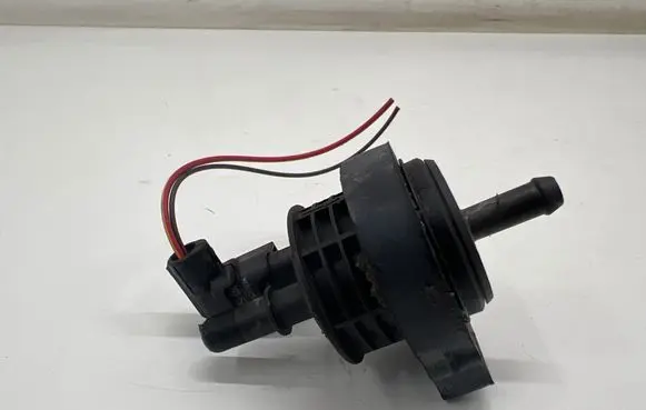 Mercedes-Benz CLA C118 X118 Vacuum valve A0004703700