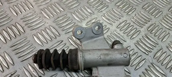 Honda CR-V Clutch slave cylinder 