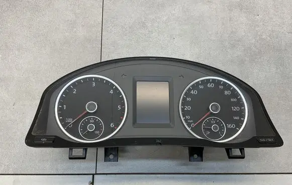 Volkswagen Tiguan Speedometer (instrument cluster) 5N0920982D