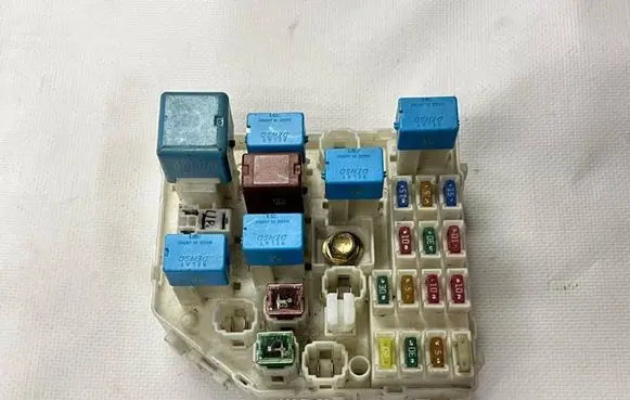 Toyota RAV 4 (XA20) Fuse box set