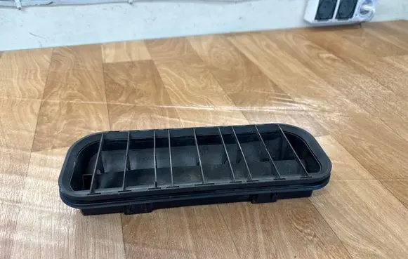 Volkswagen Multivan T5 Quarter panel pressure vent 7H0819181
