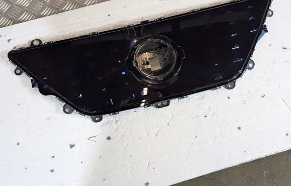 Nissan Leaf II (ZE1) Front bumper upper radiator grill