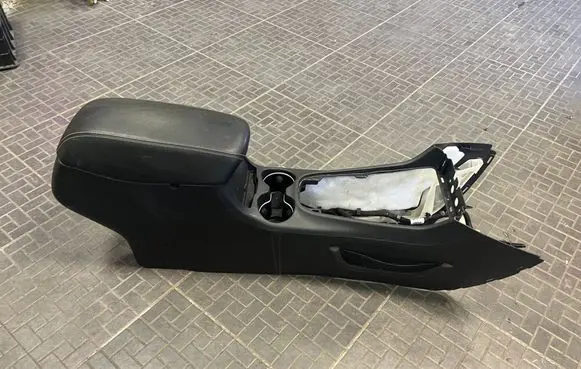 Jeep Cherokee Armrest 1UJ551X9AE 1UJ551X9A 1ZX67DX9AA