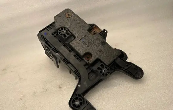 Volkswagen PASSAT B6 Battery box tray 1K0915333D 1K0915336B 1K0915325A