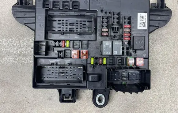 Opel Insignia A Fuse module 22737766