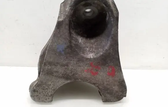 Volkswagen Touareg I Engine mounting bracket 7L6199307A