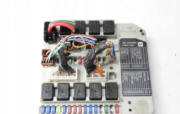 Nissan X-Trail T31 Relay mounting block M9RC830