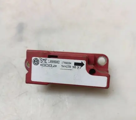 Volkswagen Golf IV Airbag deployment crash/impact sensor 1J0909606D 17980204 5WK42350