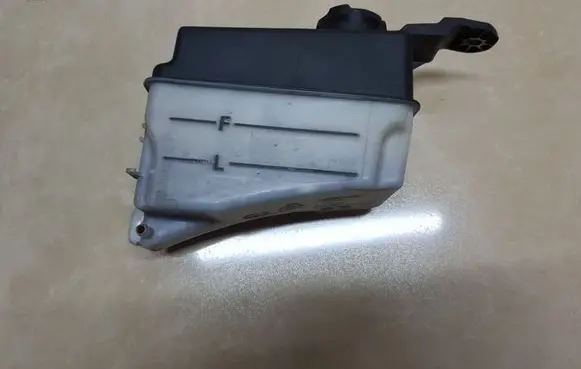 Hyundai Santa Fe Coolant expansion tank/reservoir