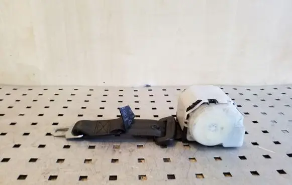Middle seatbelt (rear)