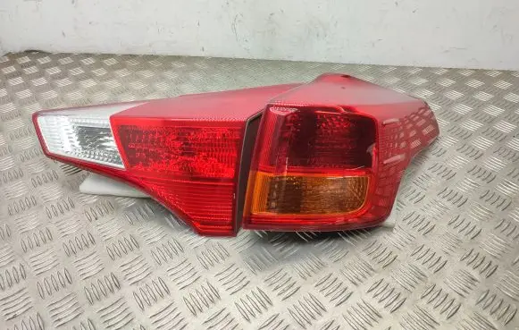 Toyota RAV 4 (XA40) Rear/tail lights