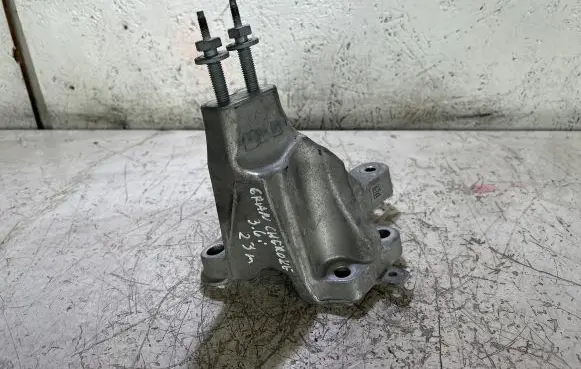 Jeep Grand Cherokee WL Engine mounting bracket 68375850AA