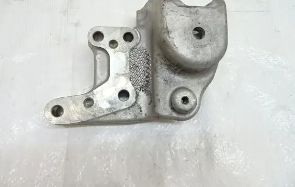 Engine mount bracket