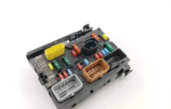 Peugeot 207 Fuse module 9661708180