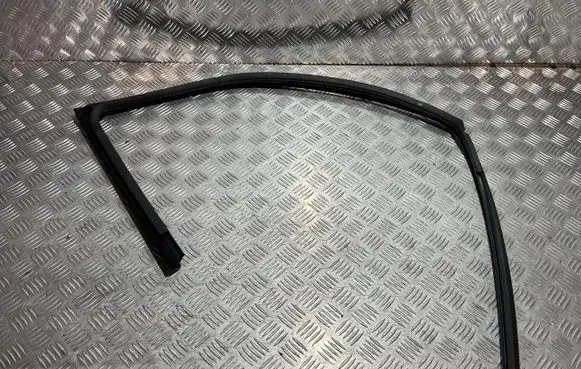 Nissan Juke II F16 Front door glass trim molding PU20529