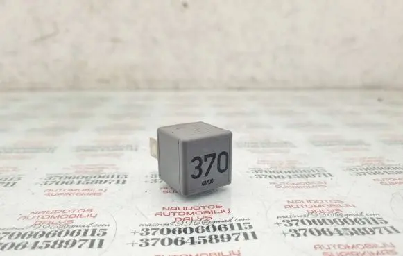 Volkswagen PASSAT B5.5 Other relay 8D0951253