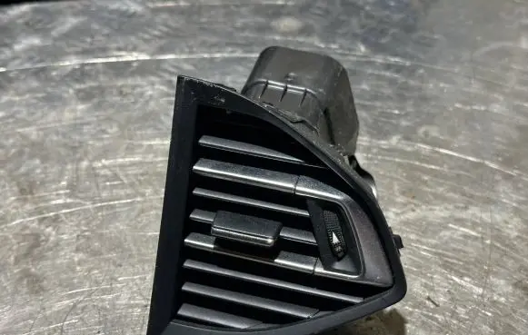 Peugeot 308 Dash center air vent grill 96782700