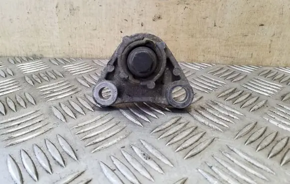 Volvo XC90 Engine mount bracket 8666205