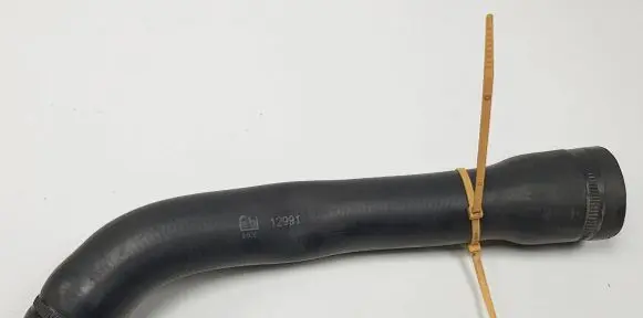 Mercedes-Benz E W124 Engine coolant pipe/hose