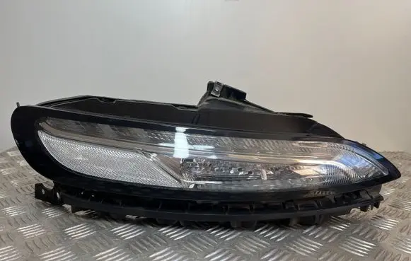 Jeep Cherokee Headlight/headlamp 6815704AO