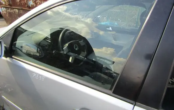 Volkswagen Polo IV 9N3 Front door window glass four-door 